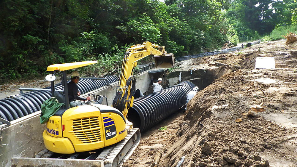 重機を使い復旧工事を行っている写真