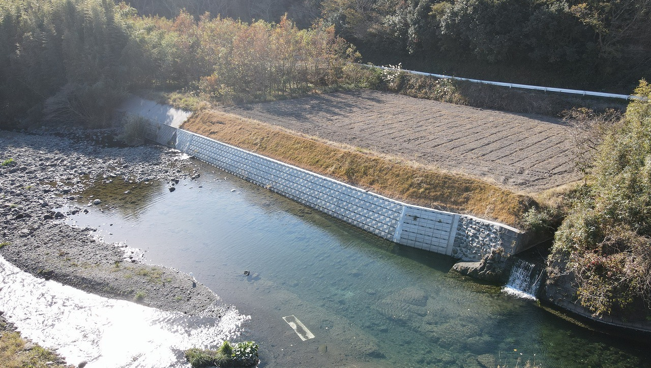 農業水路等長寿命化・防災減災事業施工中の写真